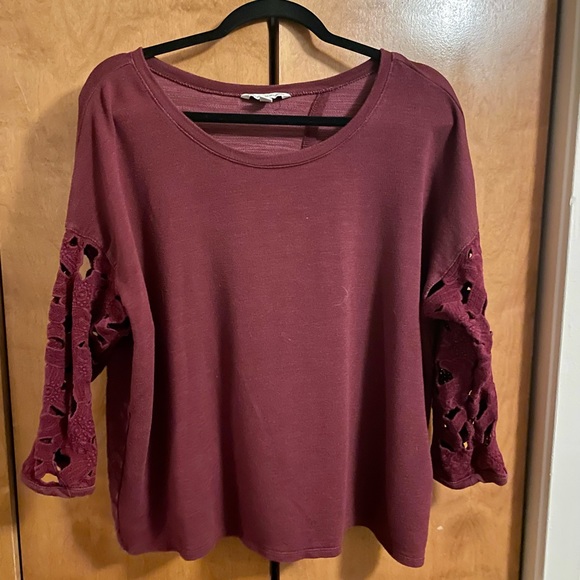 American Eagle 3/4 sleeve with peak a boo open back, maroon/red good condition - Picture 1 of 4